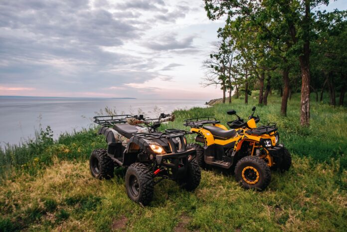 Maastikusõiduki kindlustamine. Kaks ATV-d loojangu taustal seismas