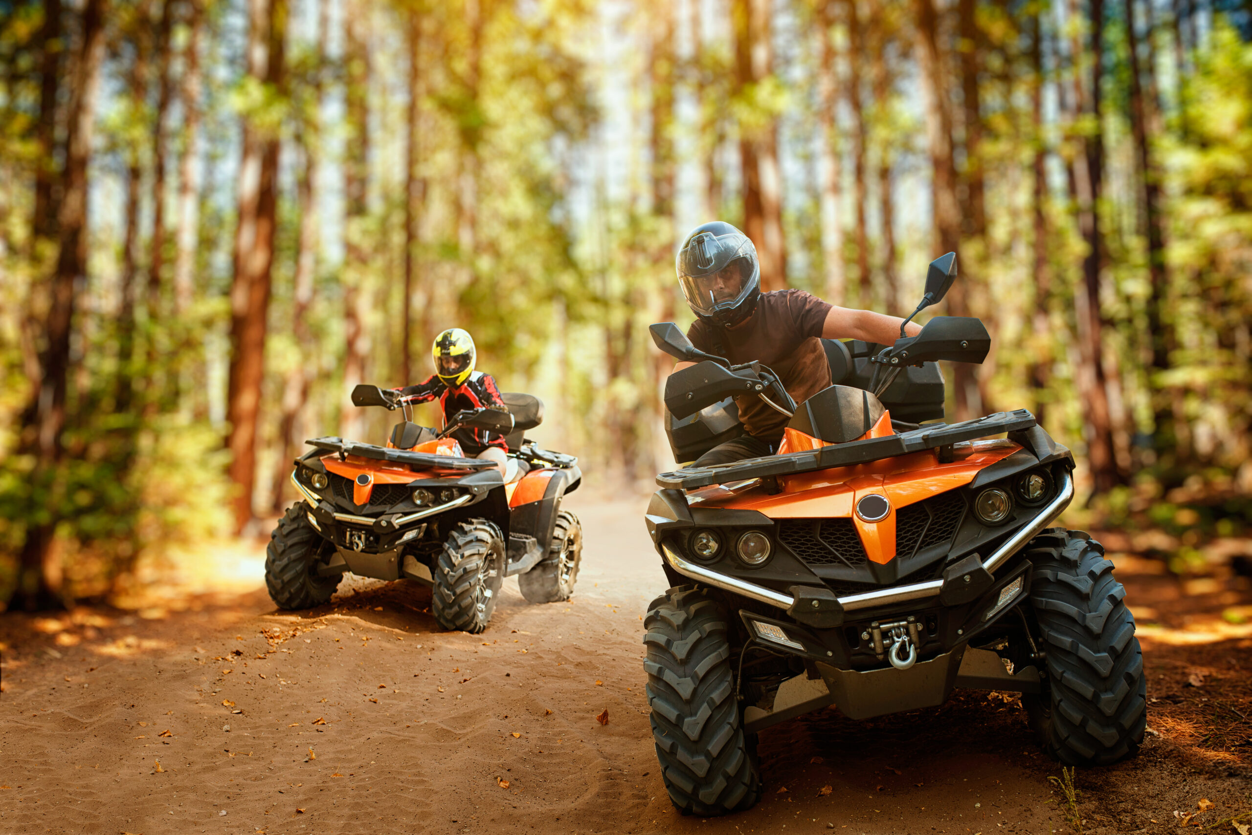 ATV-de kindlustamine - kaks ATV liivasel teel sõitmas