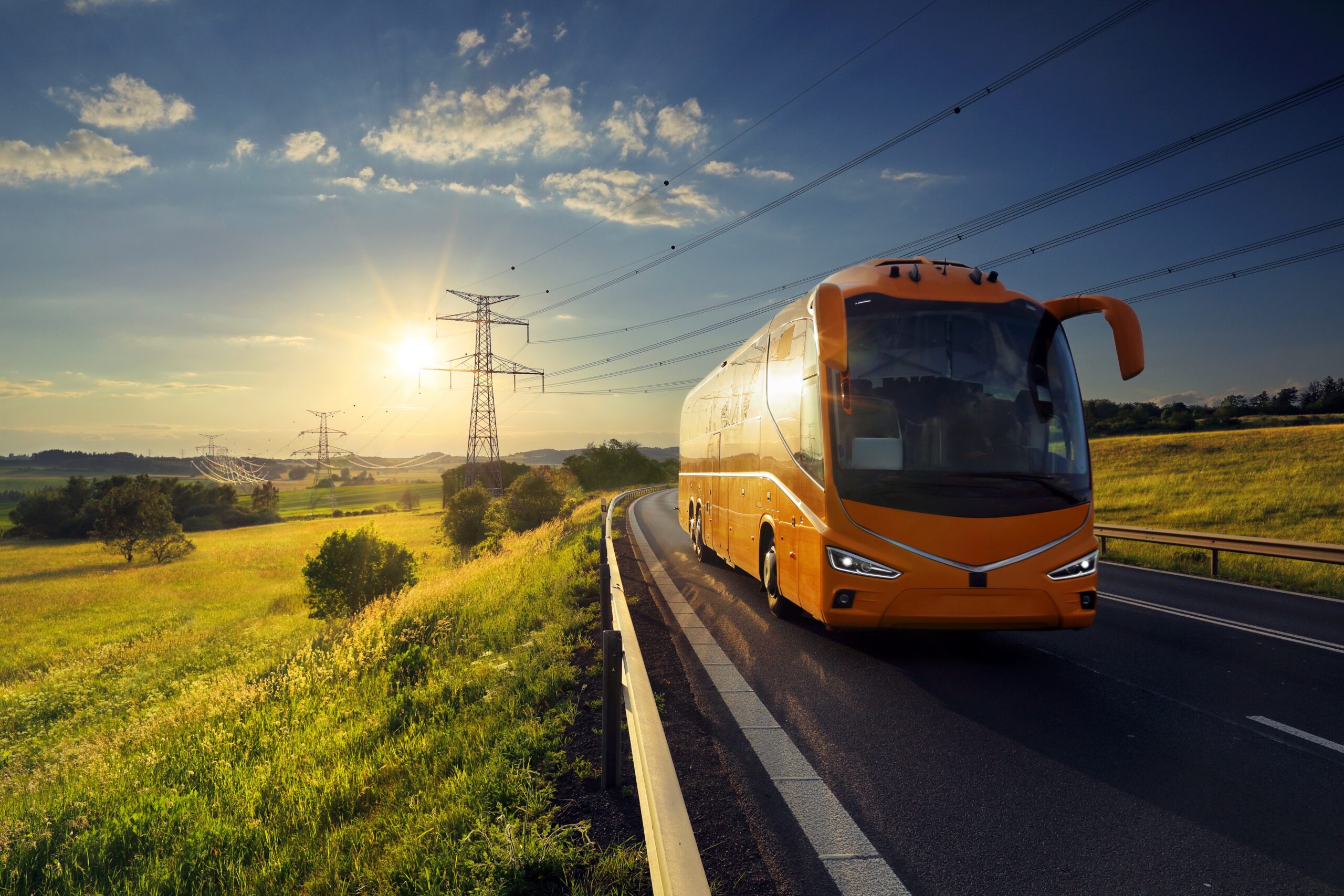 Liikluskindlustus bussile - oranž buss läbi looduse liikumas