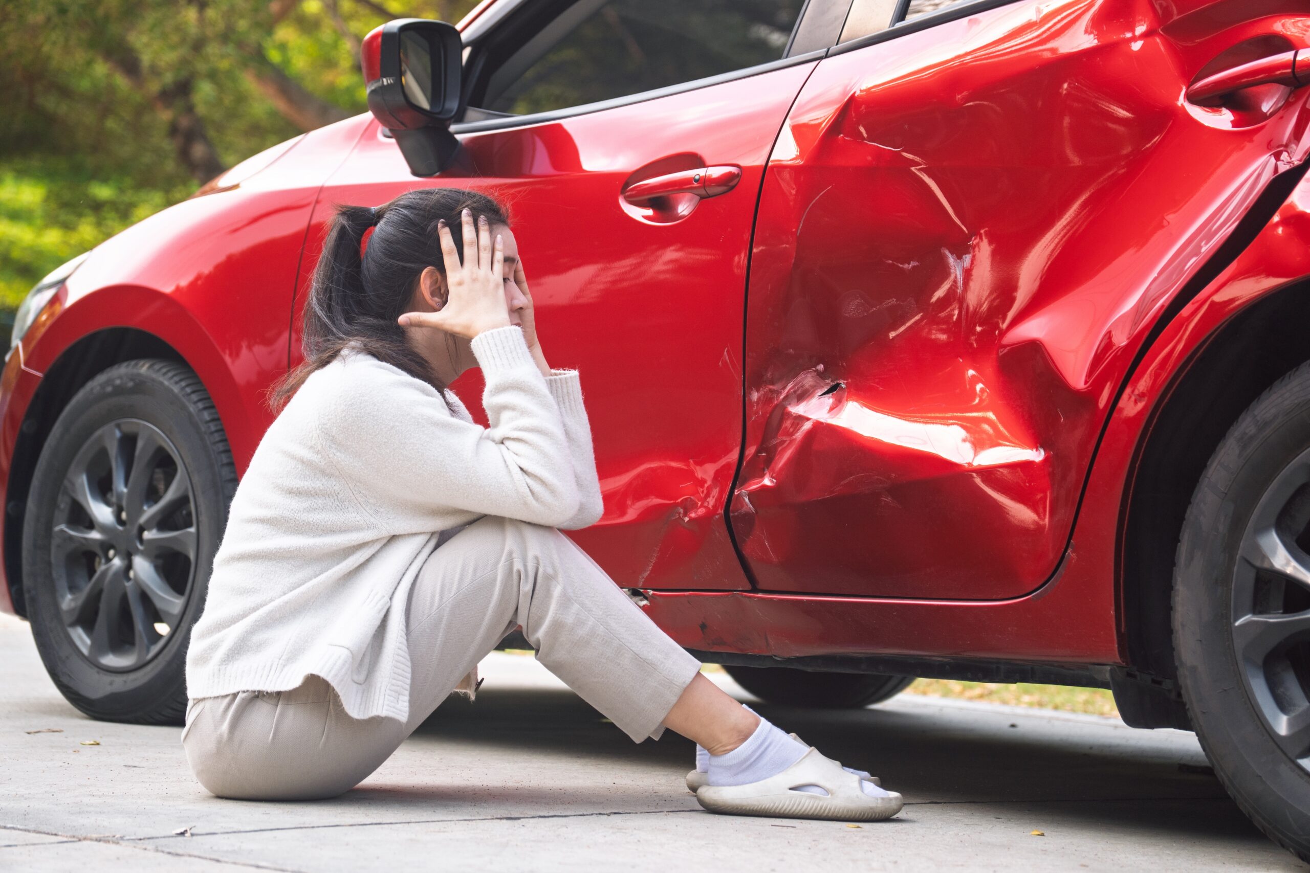 Kindlustuse kontroll, naine kurvastab katkise auto juures