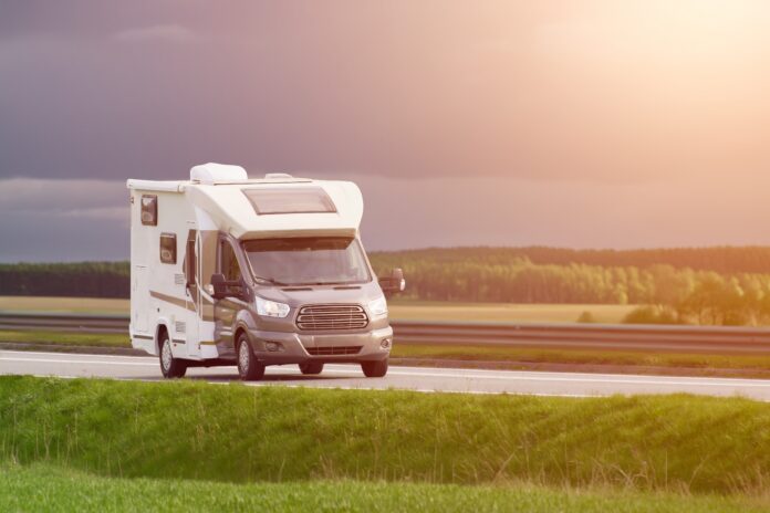 Matkaauto liikluskindlustus - matkabuss läbi looduse liikumas