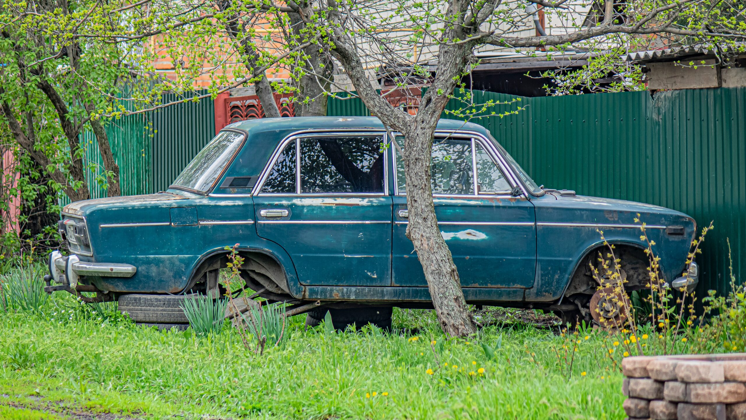 Sobiv liikluskindlustus - seisev auto - sinine auto ilma velgedeta