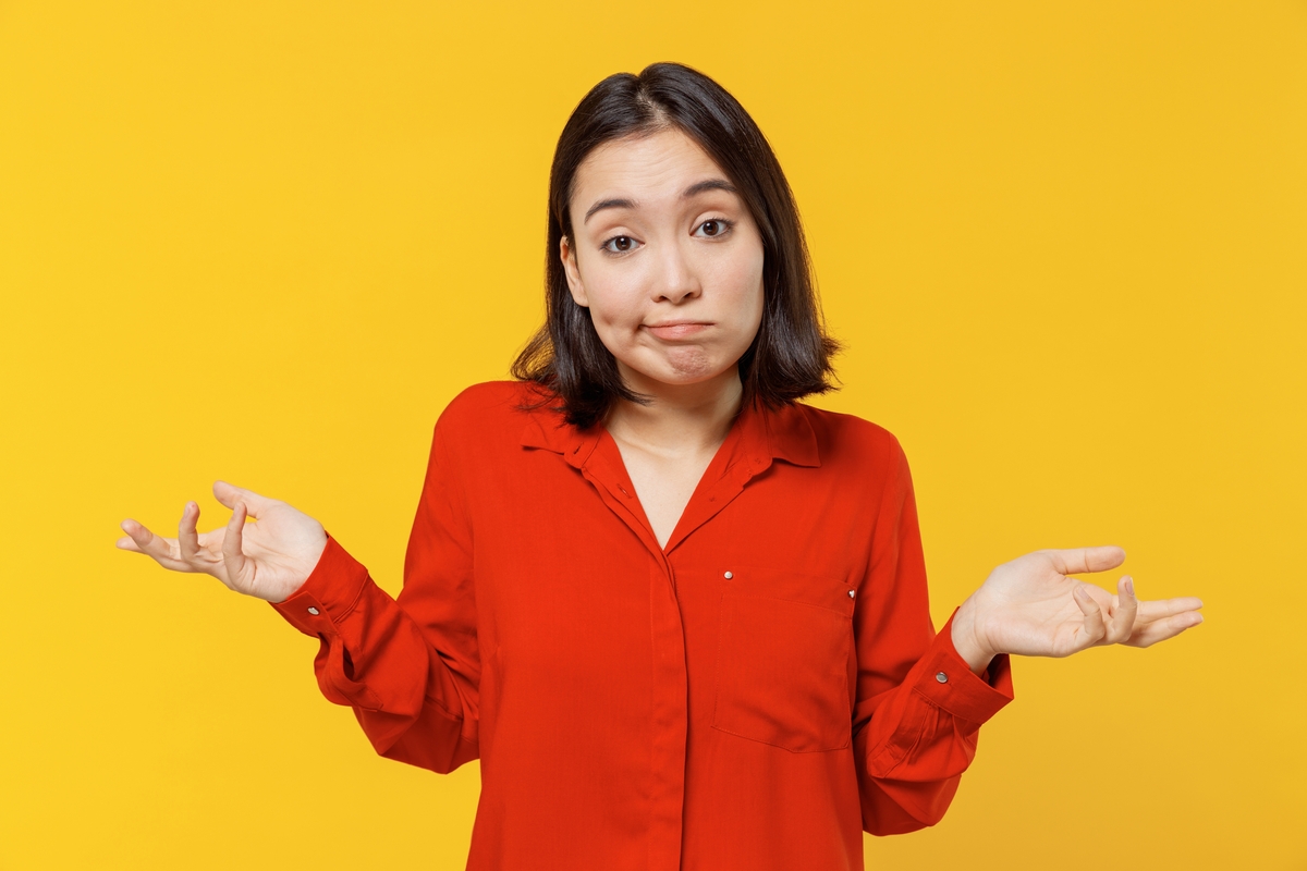 Liikluskindlustuse terminid - punases pluusis naine käsi laiutamas