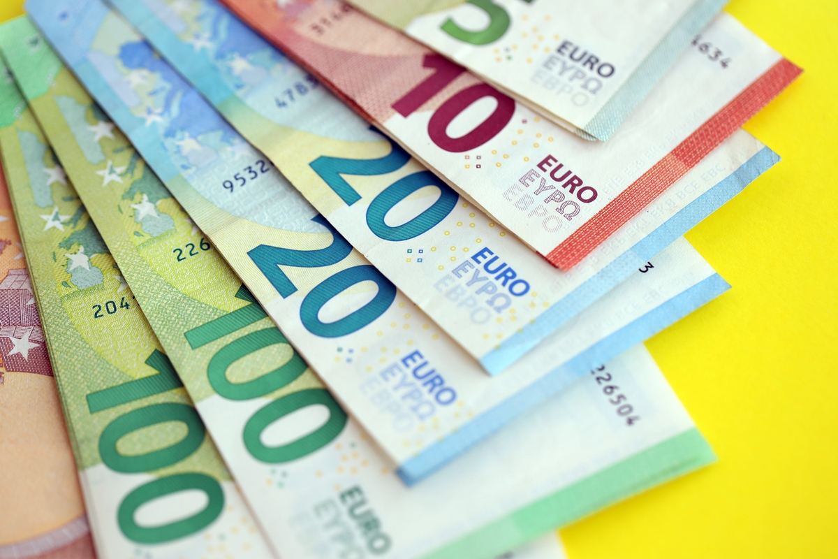 Liikluskindlustuse terminid - erinevad euro kupüürid kollasel taustal