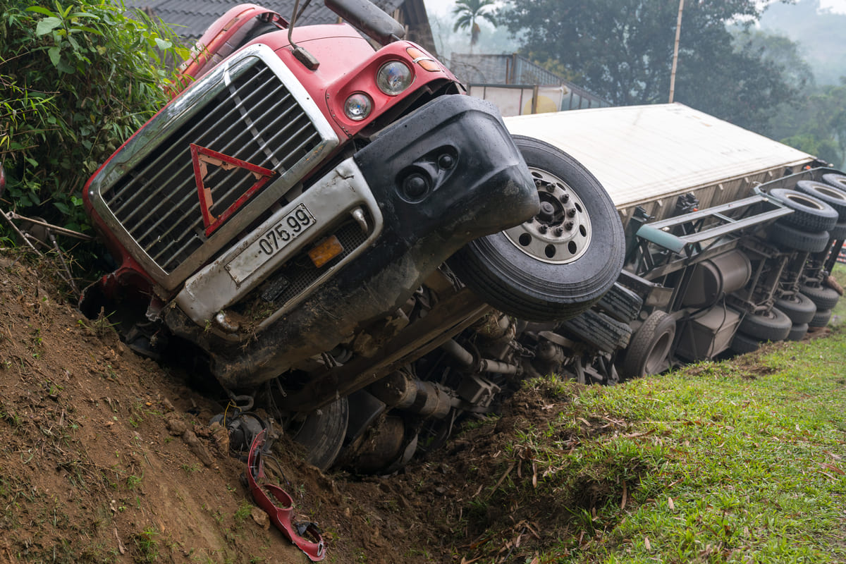 Veduki liikluskindlustus ja kasko - punane vedukauto on vastu mäekülge külili. 