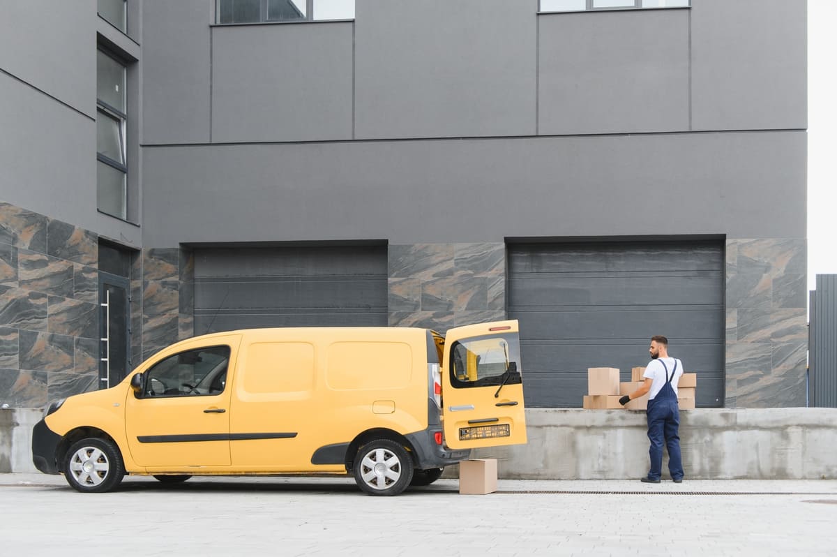 Väikeveoki kindlustamine - kollane kaubik laadimisplatsil