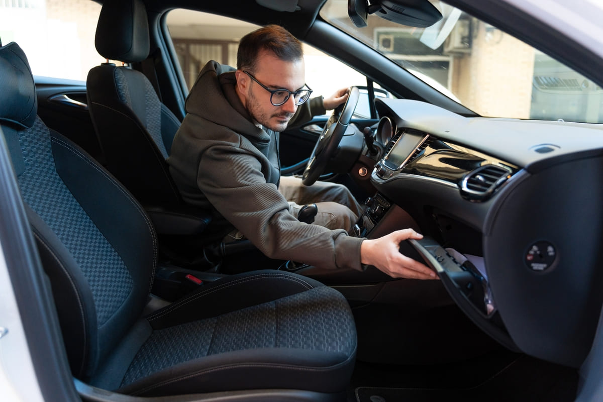 Liikluskindlustus välismaa sõidukile - autojuht otsib midagi kindalaekast