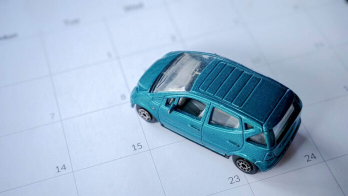 Liikluskindlustuse pikendamine - sinine mudelauto kalendri peal