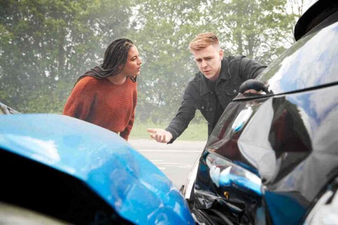 Liikluskindlustuseta sõiduk - mees ja naine kokku põrganud sinise ja musta auto juures vaidlemas