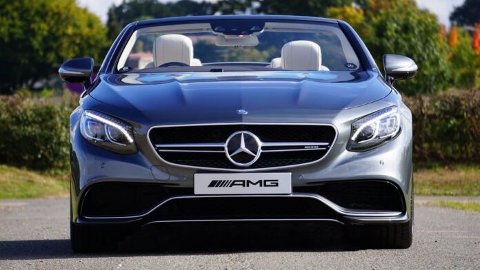 Liikluskindlustus liisinguautole - tumehall Mercedes-Benz eestvaates